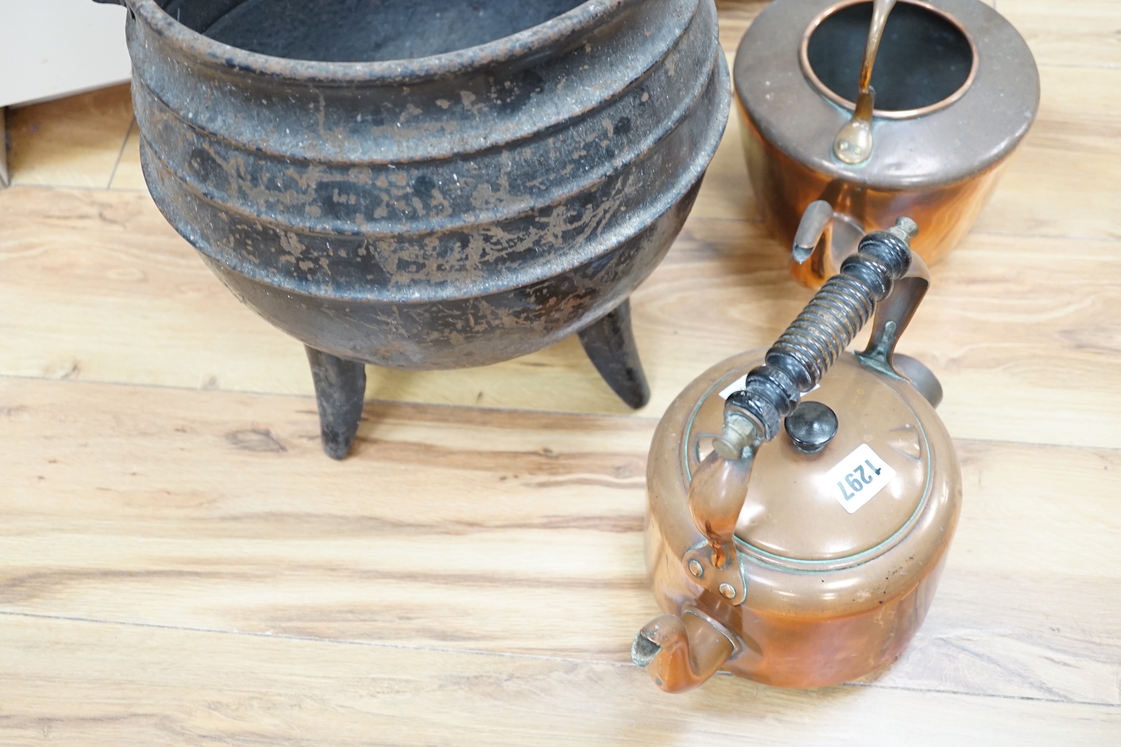 An iron cauldron, a toasting iron, a brass coal bucket and two copper kettles, cauldron 33cm high (5)